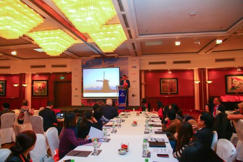 Đại diện các doanh nghiệp du lịch Hà Lan giới thiệu những sản phẩm du lịch thế mạnh tới đối tác Việt Nam